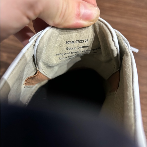 LIKE NEW! Banana Republic white canvas sneakers. Size US Mens 10.5. - Picture 5 of 5